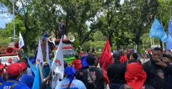 Demo buruh di Balai Kota DKI Jakarta, menuntut kenaikan UMP Jakarta tahun 2026. (Sumber: POSKOTA | Foto: M Tegar Jihad)