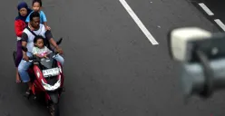 Ilustrasi, pengendara sepeda motor tanpa memakai helm melintasi kamera tilang elektronik (ETLE) di Jalan Matraman, Jakarta Timur. (Sumber: POSKOTA | Foto: Bilal Nugraha Ginanjar)