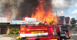 Kebakaran kios rumah makan di Ruko Pujasera Bumi Indah, Desa Suka Mantri, Kecamatan Pasar Kemis, Kabupaten Tangerang terbakar, Senin, 17 November 2025. (Sumber: Dok. BPBD Kabupaten Tangerang)