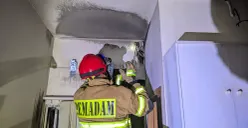 Petugas Damkar Kota Depok memadamkam api dari AC di kamar penghuni Apartemen Cinere Resort, Kota Depok. (Sumber: Istimewa)