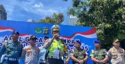 Direktur Lalu Lintas Polda Metro Jaya, Kombes Komarudin menyampaikan pernyataan di lapangan Presisi Polda Metro Jaya, Jakarta Selatan, Senin, 17 November 2025. (Sumber: Poskota/Ali Mansur)