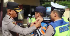 Wakapolres Metro Depok AKBP Akmal menyematkan pin ke masing-masing perwakilan personil di Apel Pasukan Operasi Zebra Jaya 2025 di Lapangan Mapolrestro Depok. (Sumber: Istimewa)