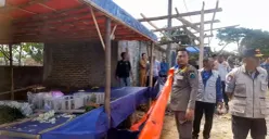 Petugas Satpol PP Lebak dan pihak terkait lainnya saat membongkar lapak PKL untuk direlokasi. (Sumber: Dok. Disperindag Lebak)