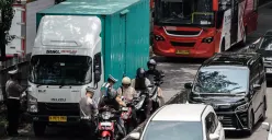 Ilustrasi, sejumlah petugas kepolisian melakukan tilang kepada pengendara yang memasuki jalur Transjakarta di Jalan Sultan Iskandar Muda, Jakarta Selatan. (Sumber: POSKOTA | Foto: Bilal Nugraha Ginanjar)