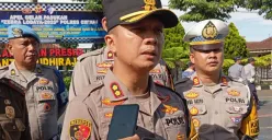 Kapolres Cimahi, AKBP Niko N. Adi Putra, memberikan pernyataan kepada wartawan di Mapolres Cimahi terkait operasi Zebra Lodaya 2025, Senin, 17 November 2025. (Sumber: Poskota/Gatot Poedji Utomo)