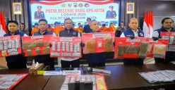 Satnarkoba Polresta Bogor Kota menunjukkan barang bukti hasil tangkapan Operasi Antik Lodaya 2025 selama 10 hari ke belakang. (Sumber: Dok Polresta Bogor Kota)