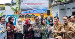 Gubernur DKI Jakarta Pramono Anung berfoto bersama usai meresmikan Instalasi Biodigester Komunal di Kelurahan Pekayon, Jakarta Timur. (Sumber: Istimewa)