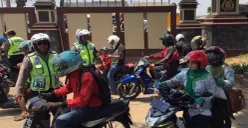 Petugas kepolisian melakukan pemeriksaan kendaraan dalam Operasi Zebra Lodaya 2025 di wilayah Jawa Barat. (Sumber: Pinterest)