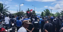 Suasana unjuk rasa memprotes truk tambang beroperasi di luar jam operasional di Jalan Raya Bojonegara-Pulo Ampel, Kabupaten Serang, Senin, 17 November 2025. (Sumber: Poskota/Rahmat Haryono)