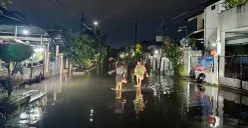 Perumahan Duta Indah, Kelurahan Jatimakmur, Kecamatan Pondok Gede, Kota Bekasi, terendam banjir. (Sumber: POSKOTA | Foto: Nurpini Aulia Rapika)