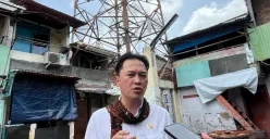 Anggota DPRD DKI Jakarta, Kevin Wu, meninjau lokasi kebakaran di Jatipulo, Palmerah, Jakarta Barat, Senin, 17 November 2025. (Sumber: Poskota/Pandi Ramedhan)