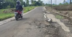 Kondisi jalan Babakan Sompok-Kadumadang, Kabupaten Pandeglang. (Sumber: Poskota/Samsul Fatoni)