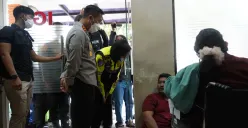 Kapolres Purwakarta menjenguk korban kecelakaan maut di RS Abdul Radjak Purwakarta. (Sumber: Dadan Sukmana)