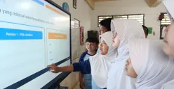 Suasana belajar dan mengajar di kelas 7 SMPN 4 Kota Bekasi menggunakan perangkat Smartboard, Selasa, 18 November 2025. (Sumber: Poskota/Nurpini Aulia Rapika)