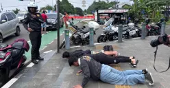 Tiga pelajar dihukum push up lantaran melanggar lalu lintas saat razia pajak dalam Operasi Zebra Lodaya 2025 Polres Bogor. (Sumber: Poskota/Giffar Rivana)