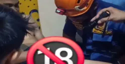 Tangkap layar petugas damkar saat menolong seorang pria di Bogor yang alat kelaminnya terjepit ritsleting.