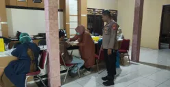 Warga terdampak Cesium 137 menjalani pemeriksaan di Puskesmas Cikande. (Sumber: Dok. Humas Polres Serang)