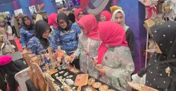 Dekranasda Kota Bekasi menggelar Pameran Dagang Lokal dan Bekasi City Fashion Movement (BCFM) 2025 di Pakuwon Mall Bekasi. (Sumber: Dok Humas Pemkot Bekasi)