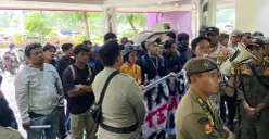 Aksi demonstrasi mahasiswa di Kantor DPRD Kabupaten Tangerang, Rabu, 19 November 2025. (Sumber: POSKOTA | Foto: Veronica Prasetio)