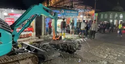 Pembongkaran gorong gorong yang tertutup jalan beton yang menjadi biang banjir. (Sumber: Polsek Pamarayan)