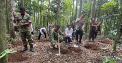 Forkopimda Kabupaten Bogor menanam pohon di hutan kota wilayah Kecamatan Megamendung. (Sumber: Dok. Pemkab Bogor)