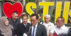 Pakar hukum tata negara Refly Harun dan para tersangka kasus tuduhan ijazah palsu Jokowi walk out dari audiensi dengan Komisi Percepatan Reformasi Polri di PTIK, Jakarta Selatan, Rabu, 19 November 2025. (Sumber: Poskota/Ali Mansur)