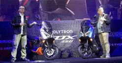 Commercial Director Polytron, Tekno Wibowo (kanan) bersama Head of Group Product EV 2-Wheelers Polytron, Ilman Fachrian Fadly saat peluncuran motor listrik FOX 350. (Sumber: POSKOTA | Foto: Angga Pahlevi)