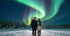 Hasil prompt Gemini AI pasangan yang menyaksikan aurora di malam musim dingin. (Sumber: Freepik)