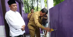 Bupati Tangerang, Maesyal Rasyid meninjau proses pembangunan sanitasi di salah sebuah pesantren di Desa Jeungjing, Kecamatan Cisoka, Rabu, 19 November 2025. (Sumber: Poskota/Veronica Prasetio)