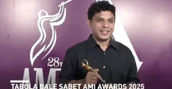 Siprianus Bhuka menerima penghargaan AMI Awards 2025 untuk kategori Pencipta Lagu Pop Terbaik melalui lagu viral Tabola Bale. (Sumber: Youtube/@GenPI co)
