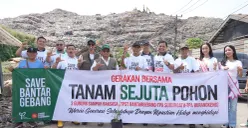 Ketua DPRD Kota Bekasi Sardi Effendi mengajak semua elemen masyarakat menjaga lingkungan saat melakukan penanaman pohon di TPA Sampah Sumurbatu, Bantargebang, Rabu, 19 November 2025. (Sumber: Dok Humas DPRD Kota Bekasi)
