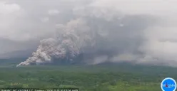 Gunung Semeru luncurkan awan panas radius 5,5 km. Pemerintah tetapkan status 'awas',  tutup jalur pendakian, dan imbau warga jauhi sektor selatan-tenggara. Ini fakta lengkapnya. (Sumber: X/@zakiberkata)