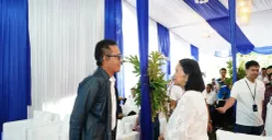 General Manager PLN UID Jakarta Raya, Moch. Andy Adchaminoerdin, berbincang dengan Ketua Umum Gerakan Ciliwung Bersih, Peni Susanti, sebelum dimulainya Penandatanganan MoU Program TOSS di Jakarta, Rabu (20/11). (Sumber: Dok. PLN UID Jakarta Raya)