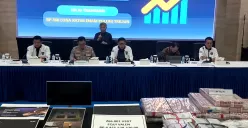 Konferensi pers Dittipidsiber Bareskrim Polri terkait kejahatan siber yang melibatkan dua aplikasi pinjol ilegal di Bareskrim Polri, Jakarta Selatan, Kamis, 20 November 2025. (Sumber: POSKOTA | Foto: Ali Mansur)