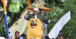 Wali Kota Cimahi, Ngatiyana di Kampung Adat Cireundeu, Kelurahan Leuwigajah, Kecamatan Cimahi Selatan. (Sumber: Dok. Diskominfo Kota Cimahi)