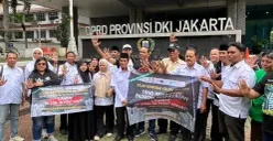 Sejumlah asosiasi pedagang menggeruduk gedung DPRD Jakarta untuk menyampaikan kritik terhadap Raperda KTR, Rabu, 20 November 2025. (Sumber: Poskota/Pandi Ramedhan)