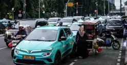 Sejumlah taksi melintas di Jalan Rasuna Said, Kuningan, Jakarta, Kamis, 20 November 2025. (Sumber: POSKOTA | Foto: Bilal Nugraha Ginanjar)