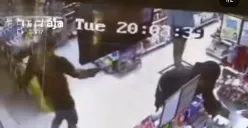 Tangkapan layar video viral ODGJ ngamuk bawa sajam di minimarket. (Sumber: Istimewa)