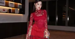 Penyanyi Aisha Retno yang menyebit batik dari Indonesia saat premier film Wicked 2. (Sumber: Instagram/@aisharetno02)