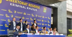 Jumpa pers pengungkapan kasus penyelundupan pakaian bekas impor di Mapolda Metro Jaya, Jakarta Selatan, Jumat, 21 November 2025. (Sumber: Poskota/Ali Mansur)