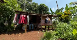 Ilustrasi penduduk miskin di Kabupaten Bogor, tinggal di sebuah rumah tidak layak huni, di kawasan Kecamatan Cariu. (Sumber: Poskota/Giffar Rivana)