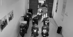 Rekaman aksi perampokan motor dalam dealer di Jalan Pungut Dalam, Kecamatan Rawalumbu, Kota Bekasi, Sabtu, 15 November 2025. (Sumber: Dok. Istimewa)