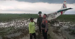 Pesawat milik PT Wise Air jenis GA28 Airplane 2004 mendarart darurat di area pesawahan Dusun Waluya, Desa Kertawaluya, Kecamatan Tirtamulya, Kabupaten Karawang, Jumat, 21 November 2025. (Sumber: Dok. Polda Jabar)