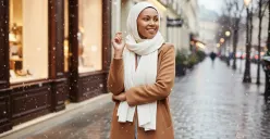 Hasil prompt Gemini AI foto wanita liburan ala hijab traveler di musim salju Paris. (Sumber: Freepik/wayhomestudio)