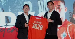 Potret Rizky Ridho (kanan) saat melakukan perpanjangan kontrak Persija Jakarta. (Sumber: Persija)