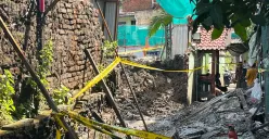 Kondisi tembok bangunan SD Negeri 01, 02 dan SMP Negeri 130 Kelurahan Kota Bambu Utara, Kecamatan Palmerah, Jakarta Barat, Jumat, 21 November 2025. (Sumber: Poskota/Pandi Ramedhan)