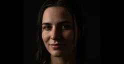 Contoh potret close-up ultrarealistis yang dihasilkan menggunakan Gemini AI dengan prompt bertema romantis dan pencahayaan lembut. (Sumber: Dok/Gemini AI)