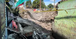 Kondisi tembok bangunan SDN 01, 02 dan SMP Negeri 130 Kelurahan Kota Bambu Utara, Kecamatan Palmerah, Jakarta Barat, Jumat, 21 November 2025. (Sumber: Poskota/Pandi Ramedhan)