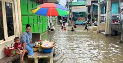 Banjir pesisir (rob) melanda warga RW 22 Kelurahan Muara Angke Kecamatan Penjariangan Jakarta Utara, Sabtu, 22 November 2025. (Sumber: Poskota/Pandi Ramedhan)