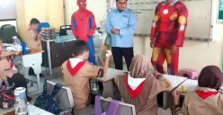 Petugas SPPG Depok Jaya menggunakan costum Iron Man dan Spedirman saat membagikan MBG ke SDN Anyelir 1. (Sumber: Istimewa)